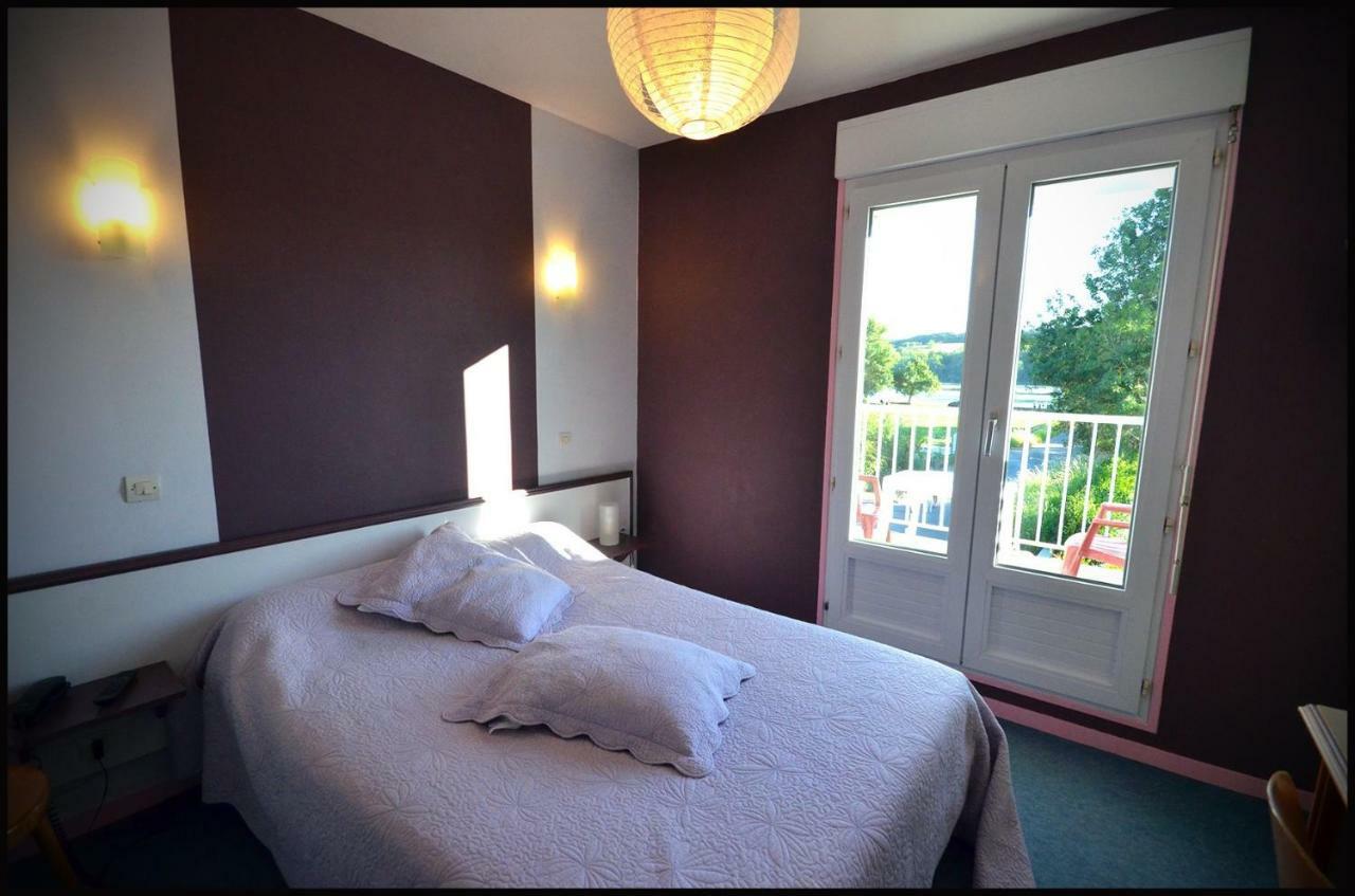 Au Bec Sale Hotel La Menitre Luaran gambar
